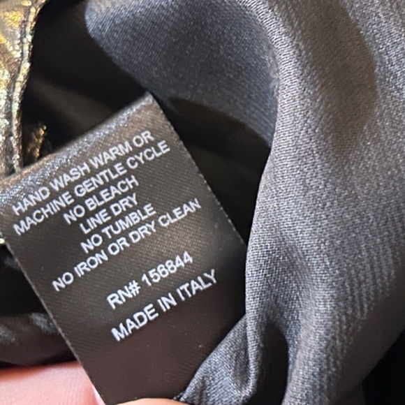 Le Superbe Metallic Sunset Tower Tuck Cropped Blouse Gold Size 6 - Picture 16 of 16